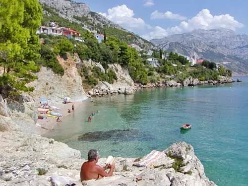 Pisak - oblázková pláž 950 m od objektu.