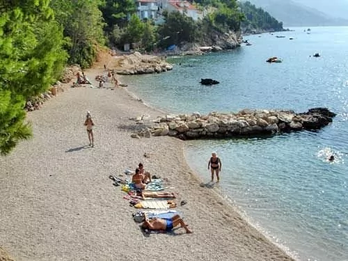 Pisak - oblázková pláž 950 m od objektu.