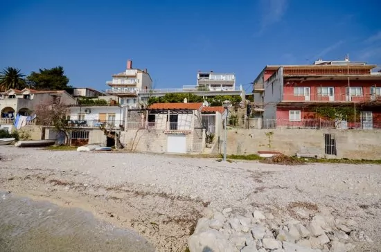 Oblázková pláž ihned před objektem.