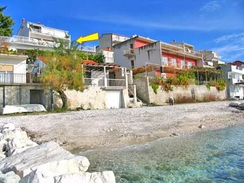 Oblázková pláž ihned před objektem.