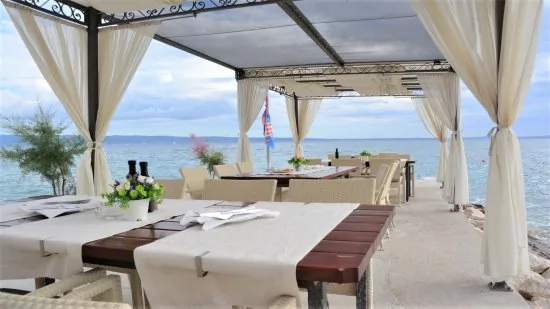Restaurace na pláži 400 m od objektu.