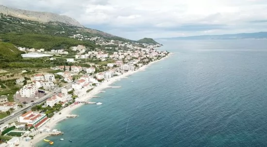 Podstrana oblázková pláž.
