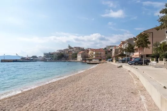 Igrane oblázková pláž s pozvolným vstupem do moře.