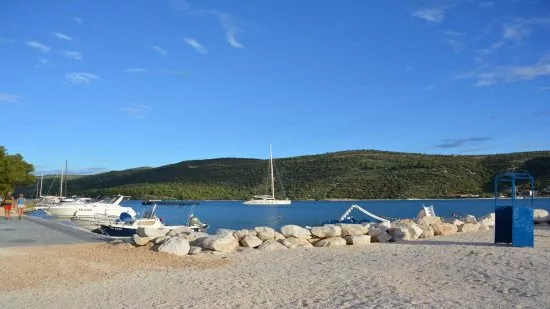 Nádherná oblázková pláž 100 m od objektu.