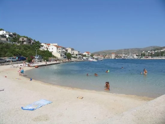 Nádherná oblázková pláž 100 m od objektu.