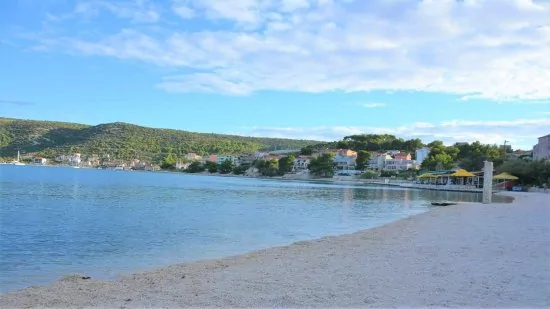 Marina - oblázková pláž.