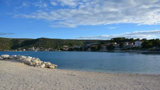 Marina - oblázková pláž.