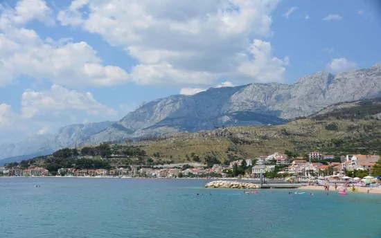 Podgora - letecký pohled na město a pobřeží.