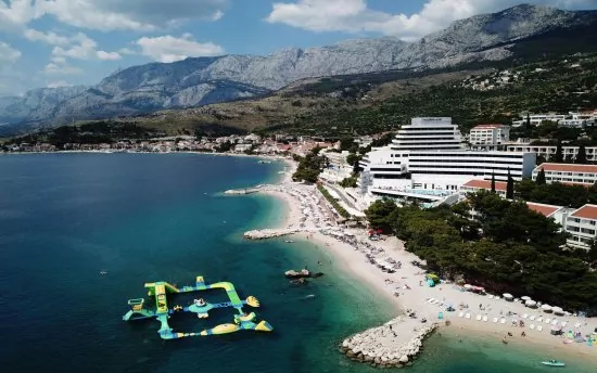 Podgora - letecký pohled na město a pobřeží.