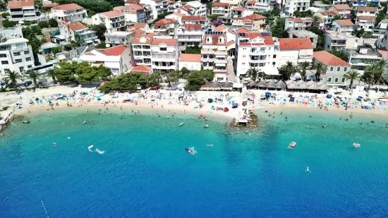 Podgora - letecký pohled na město a pobřeží.