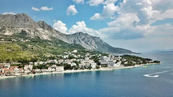 Podgora - letecký pohled na město a pobřeží.