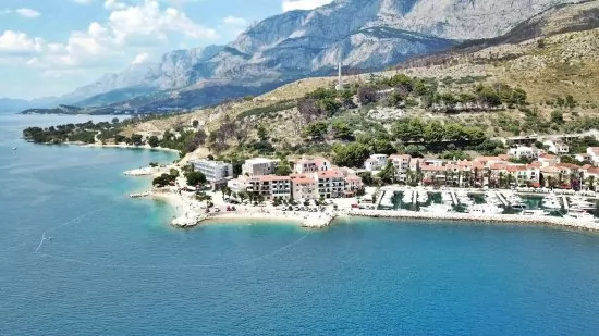 Podgora - letecký pohled na město a pobřeží.