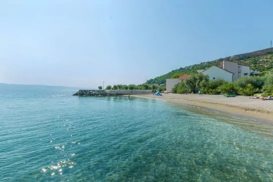 Pláž 30 m od vily.