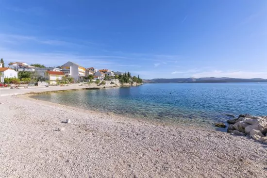 Oblázková pláž 200 m od objektu.