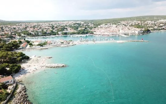 Letecký pohled na pobřeží a město Krk.