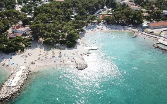 Letecký pohled na pobřeží a město Krk.