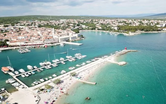 Letecký pohled na pobřeží a město Krk.