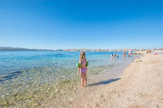 Oblázková pláž 200 m od objektu.