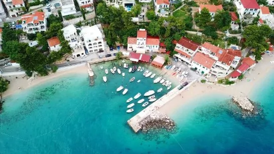 Letecký pohled na pobřeží a město Pisak