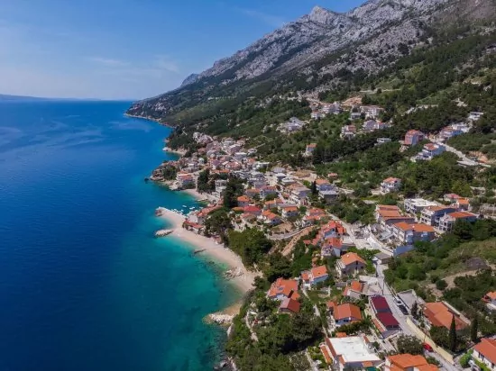 Pisak - letecký pohled na pobřeží a město.