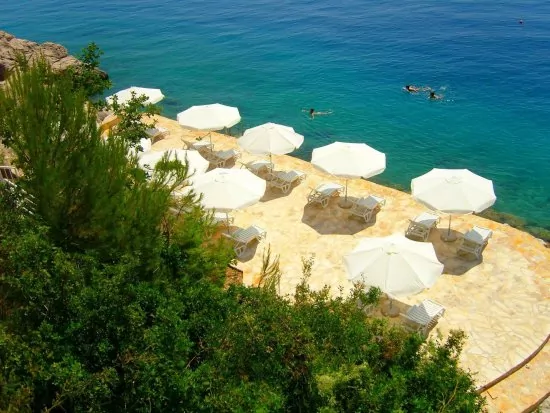 Pláž přímo pod objektem.