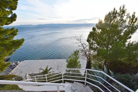 Cesta od objektu k moři.