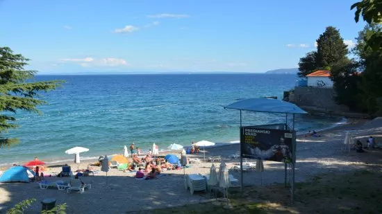 Lovran pláž Ika 1,5 km pěší chůzí.