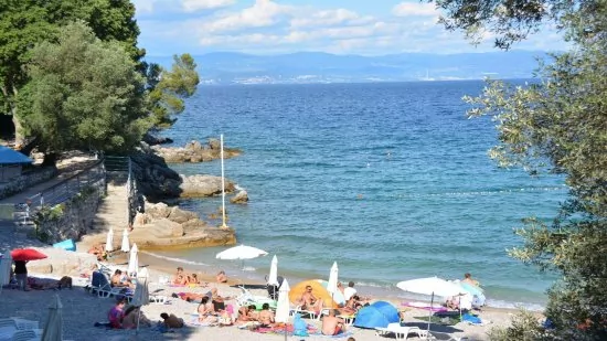 Lovran pláž Ika 1,5 km pěší chůzí.