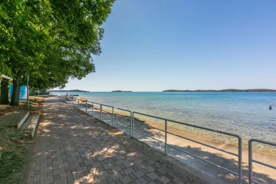 Promenáda podél moře ve městě Fažana.