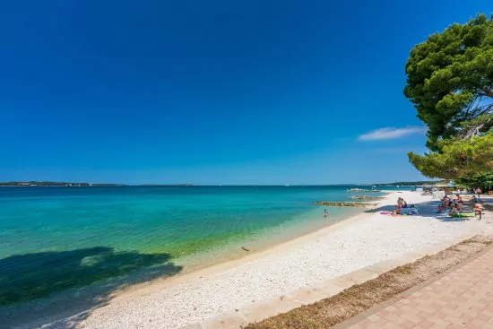 Fažana - oblázková pláž s pozvolným vstupem do moře.
