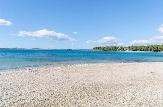 Velká oblázková pláž 650 m pěší chůzí od objektu.