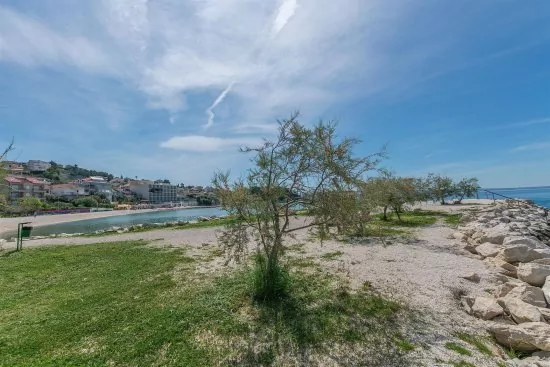 Podstrana oblázková pláž.