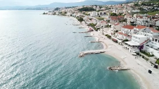 Podstrana - Letecký pohled na pobřeží a město.