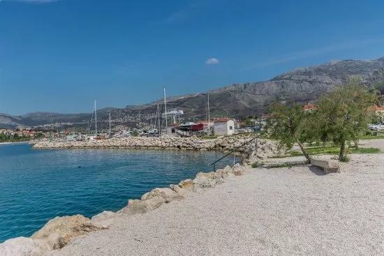 Podstrana oblázková pláž.