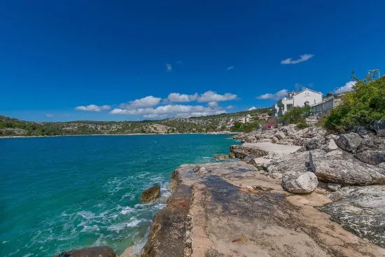 Betonová pláž 45 m od objektu.