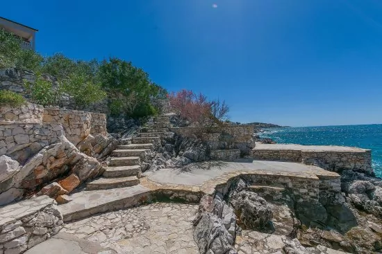 Betonová pláž 45 m od objektu.