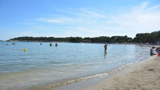 Medulin - písečná pláž 1 km od objektu.