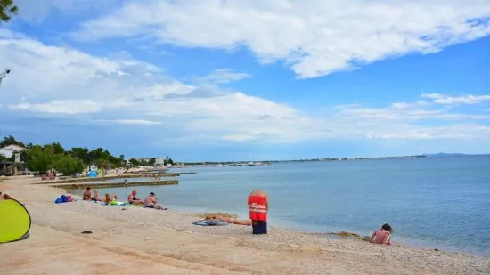 Vir - oblázková pláž s pozvolným vstupem do moře.