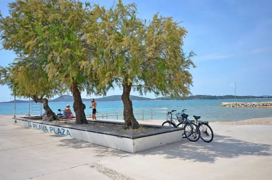 Oblázková pláž ve městě Vodice.