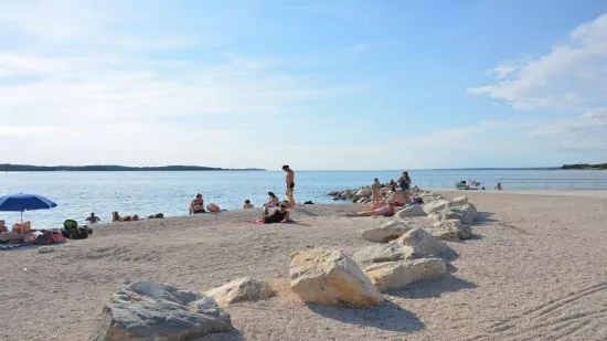 Štinjan - oblázková pláž s pozvolným vstupem do moře.