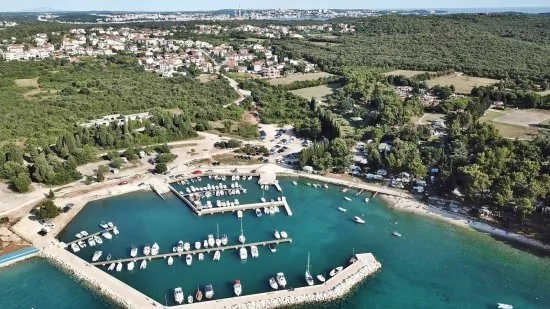 Štinjan - letecký pohled na pobřeží a město.