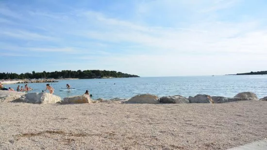 Štinjan - oblázková pláž s pozvolným vstupem do moře.