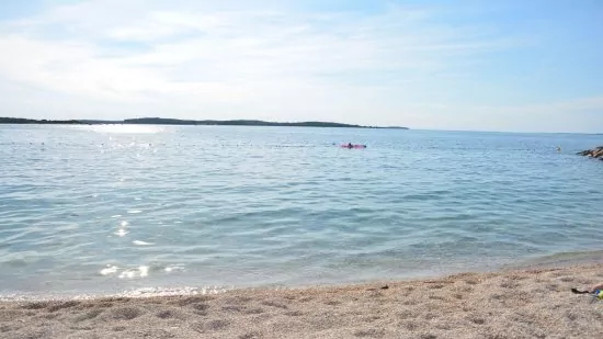 Štinjan - oblázková pláž s pozvolným vstupem do moře.