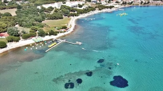 Medulin - letecký pohled na pobřeží a město.