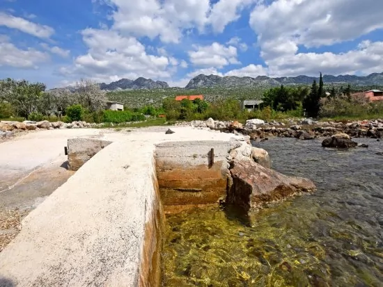 Moře 30 m od objektu.