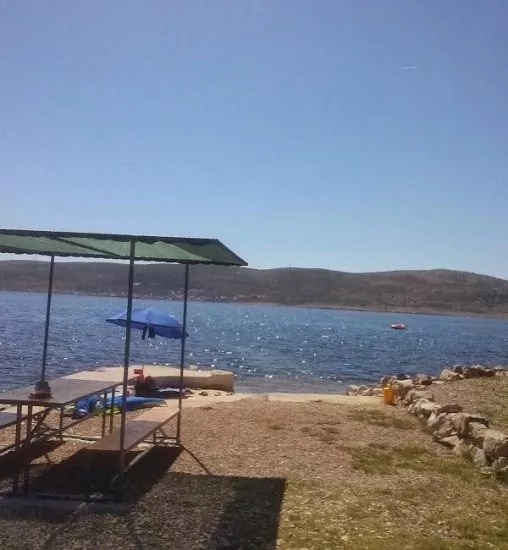 Moře 30 m od objektu.