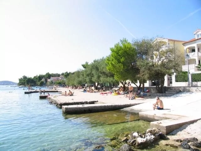 Betonová pláž ve městě Rogoznica