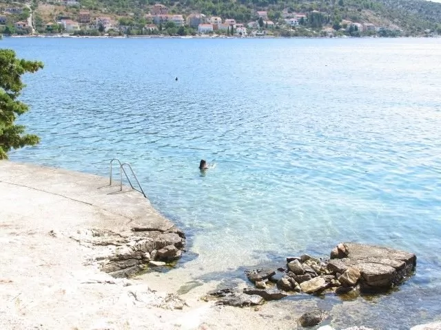 Betonová pláž ve městě Rogoznica