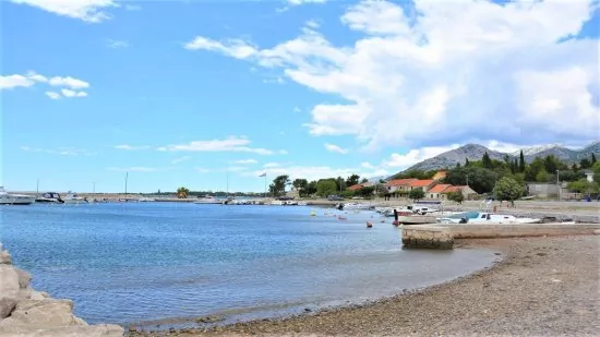 Oblázková pláž - blízko Marina Seline.