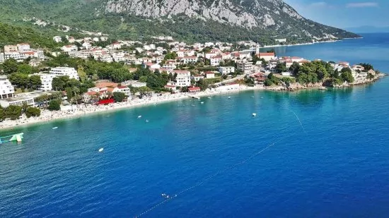 Gradac - letecký pohled na pobřeží a město.